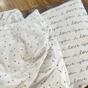 Set of 2 crib sheets